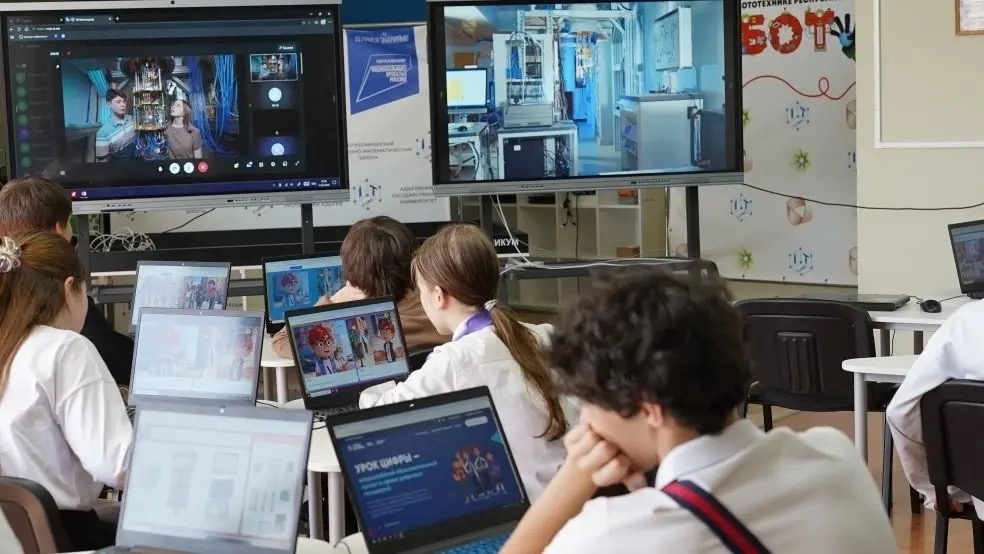 В Адыгее состоялся открытый республиканский «Урок цифры» по квантовым технологиям